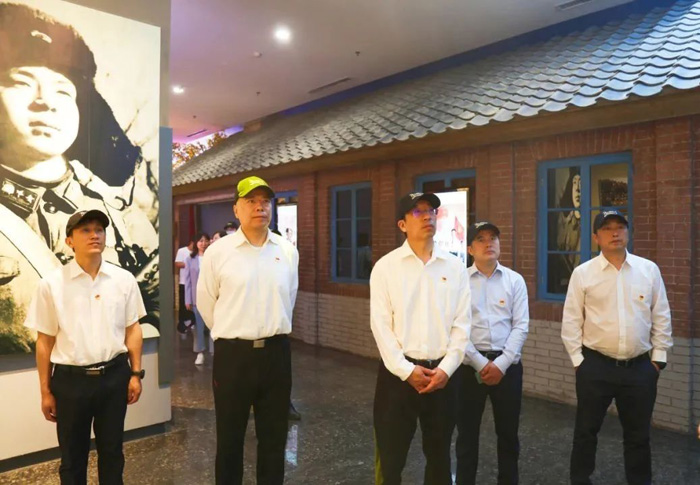 傳承雷鋒精神，弘揚(yáng)榜樣力量——省建科院組織黨員干部參觀雷鋒紀(jì)念館(圖2)