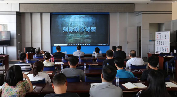 省建設(shè)科研院召開黨風(fēng)廉政警示教育大會集體觀看警示教育片《警鐘為你長鳴》(圖2) 省建設(shè)科研院召開黨風(fēng)廉政警示教育大會集體觀看警示教育片《警鐘為你長鳴》(圖2)