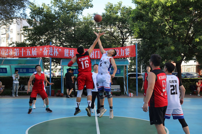 賽場結(jié)友誼 合作拓市場——省建科院與中建三局東北分公司開展籃球友誼對(duì)抗賽(圖2) 賽場結(jié)友誼 合作拓市場——省建科院與中建三局東北分公司開展籃球友誼對(duì)抗賽(圖2)