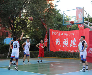 賽場結(jié)友誼 合作拓市場——省建科院與中建三局東北分公司開展籃球友誼對(duì)抗賽(圖4) 賽場結(jié)友誼 合作拓市場——省建科院與中建三局東北分公司開展籃球友誼對(duì)抗賽(圖4)
